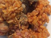 Una foto de arroz con menudos de pollo