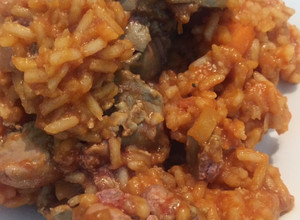 Una foto de Arroz con menudos de pollo
