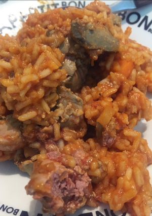 Una foto de Arroz con menudos de pollo