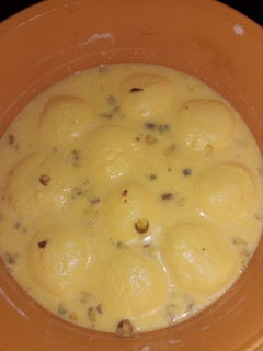 केसरिया रसमलाई (Kesariya rasmalai recipe in hindi) रेसिपी मुख्य फोटो