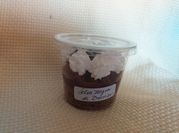 Una foto de vaso de frutilla y crema