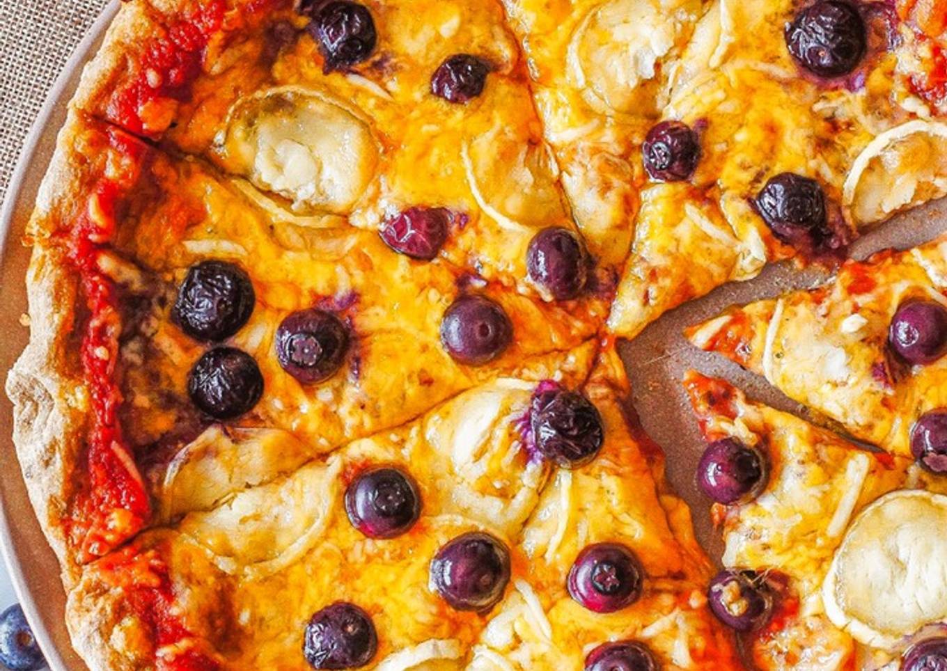 Pizza 3 quesos con arándanos