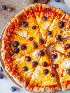 Una foto de Pizza 3 quesos con arándanos