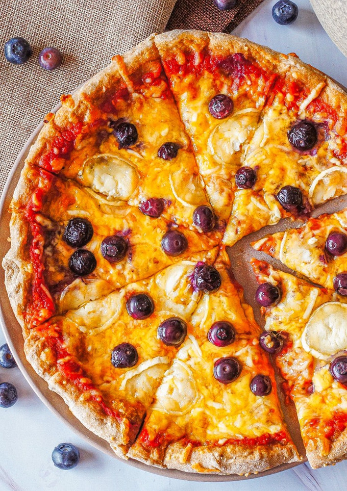 Una foto de Pizza 3 quesos con arándanos
