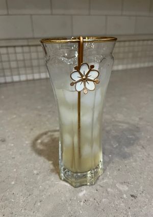 A picture of Elderflower lemon vodka cocktail.