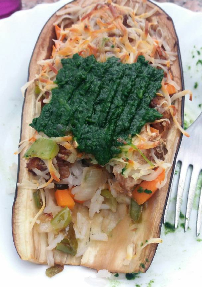 Una foto de Berenjena rellena con salsa de espinacas (plato vegetariano)