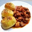 Sertéspörkölt Hasselback burgonyával
