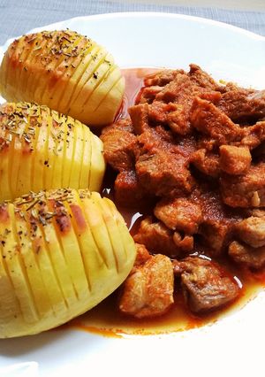 Sertéspörkölt Hasselback burgonyával recept fotója