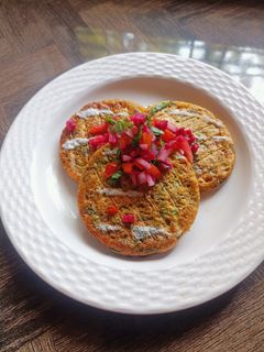 मूंग पालक मिनी चीला (moong palak mini chilla recipe in Hindi) रेसिपी मुख्य फोटो