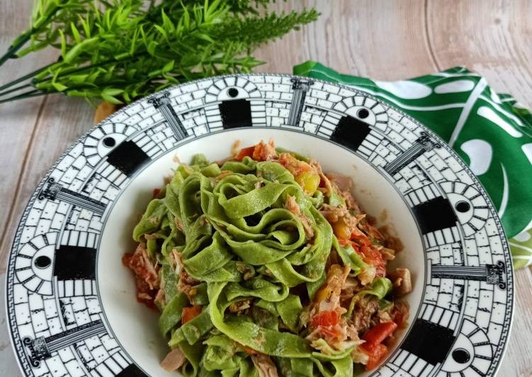 Tagliatelle Con Pomodoro e Tonno / Pasta Bayam Saus Tuna