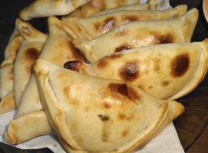 Una foto de Empanadas de horno con pino😋