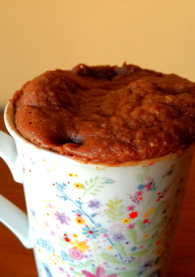 Una foto de Mug cake con plátano y dátiles 🍌🌴