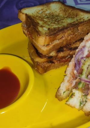 চীজি ভেজ টোস্ট স্যান্ডউইচ (cheesy veg toast sandwich recipe in Bengali) রেসিপির প্রধান ছবি