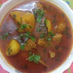 A picture of Aloo gosht.