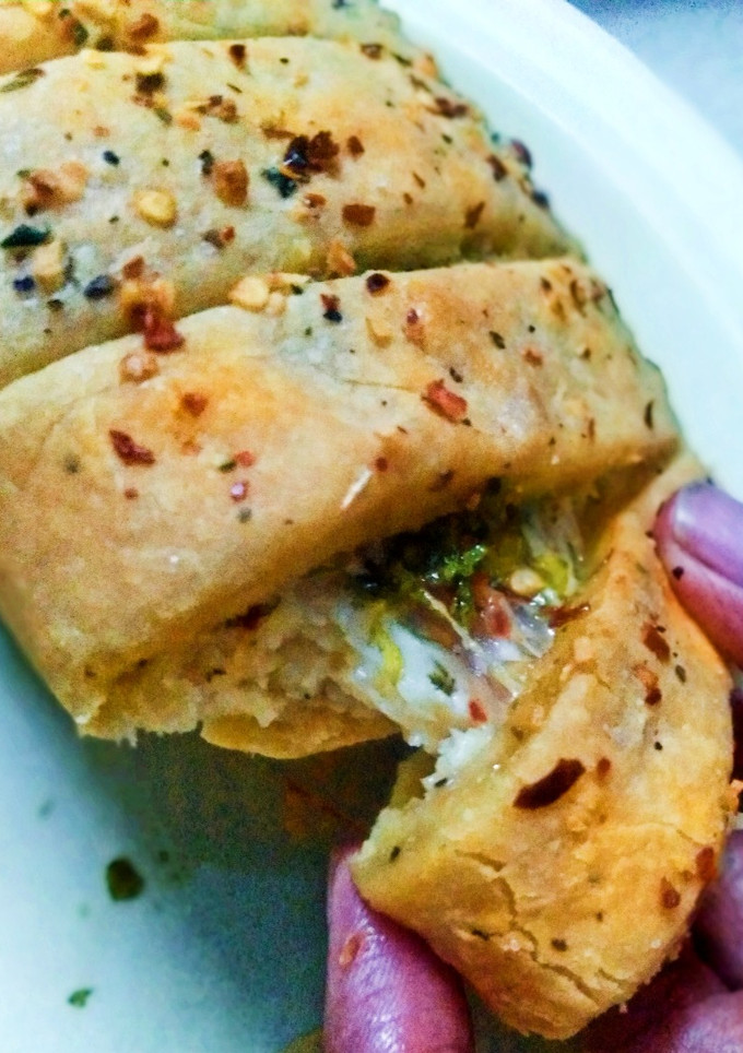 स्टफ्ड चिझी गार्लिक ब्रेड (stuffed chilli garlic bread recipe in marathi) रेसिपी चे मुख्य फोटो 