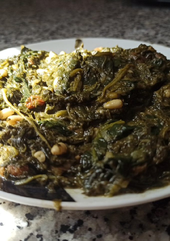 Una foto de Espinacas con pasas y piñones