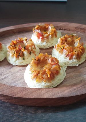 A picture of Instant 2 mints sooji dhokla.