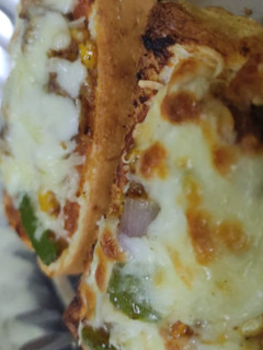 ડબલ ચીઝ બ્રેડ પીઝા (Double Cheese Bread Pizza Recipe In Gujarati) રેસીપી મુખ્ય ફોટો