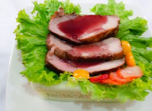 Una foto de Lomo ancho de cerdo en salsa de uva Isabella