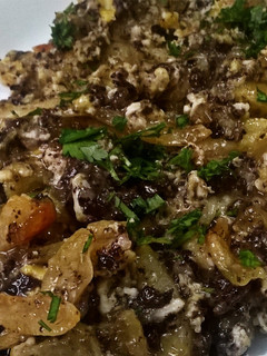 Una foto de Revuelto de morcilla con patatas, y cebolla caramelizada