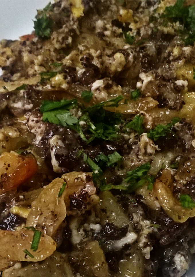 Una foto de Revuelto de morcilla con patatas, y cebolla caramelizada