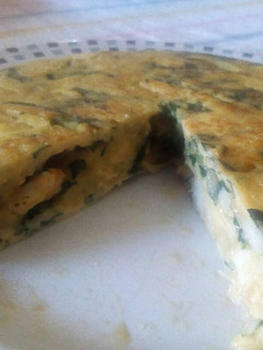 Una foto de Tortilla española con espinacas y langostinos