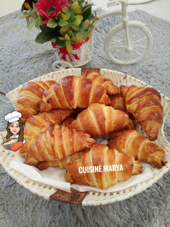 صورة لوصفة كرواصون محشيين بالشوكولاطة🥐🥐