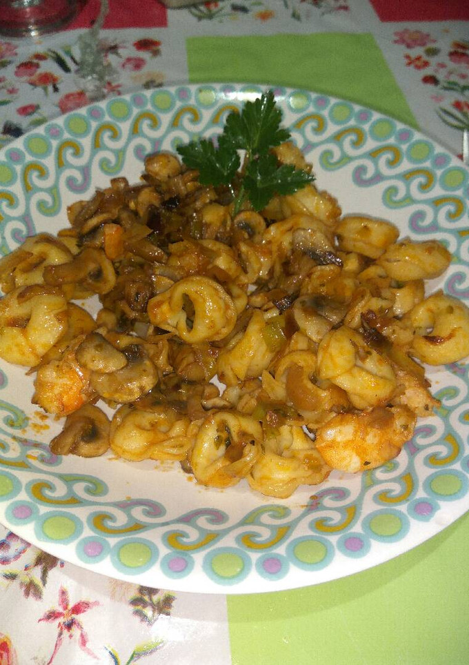 Una foto de Tortelinis de queso con champiñones y gambas