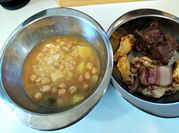 Una foto de puchero andaluz olla