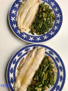 Una foto de Panga 🐠,con salteado de gambitas, espárragos y ajos tiernos