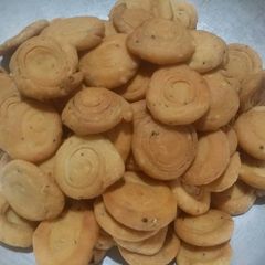 A picture of Lachhedar Mathri / Layered Mathri.