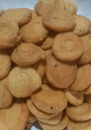 A picture of Lachhedar Mathri / Layered Mathri.