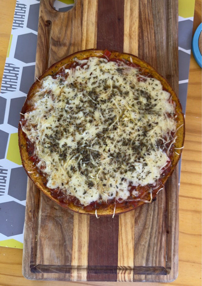 Una foto de Pizza crocante de harina de garbanzo y calabaza