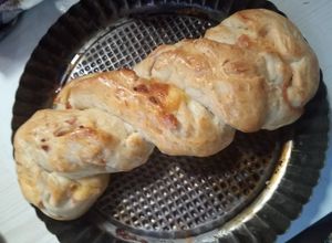 Una foto de Trenza navideña Rellena de jamón y queso 🥐🧀🥓