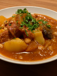 Una foto de Potaje estofado de garbanzos con chorizo y morcilla de Ronda
