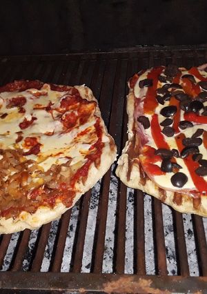 Una foto de Pizza a la parrilla 👌🍕🍕🍻