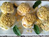 Huevos rellenos templados con cobertura de queso gratinado