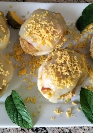 Una foto de Huevos rellenos templados con cobertura de queso gratinado