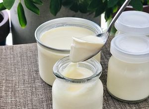 Hình của món Sữa chua đặc và béo, ủ bằng nồi cơm điện không cần nước, không cắm điện.
