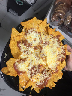 Una foto de Nachos con salsa boloñesa al microondas