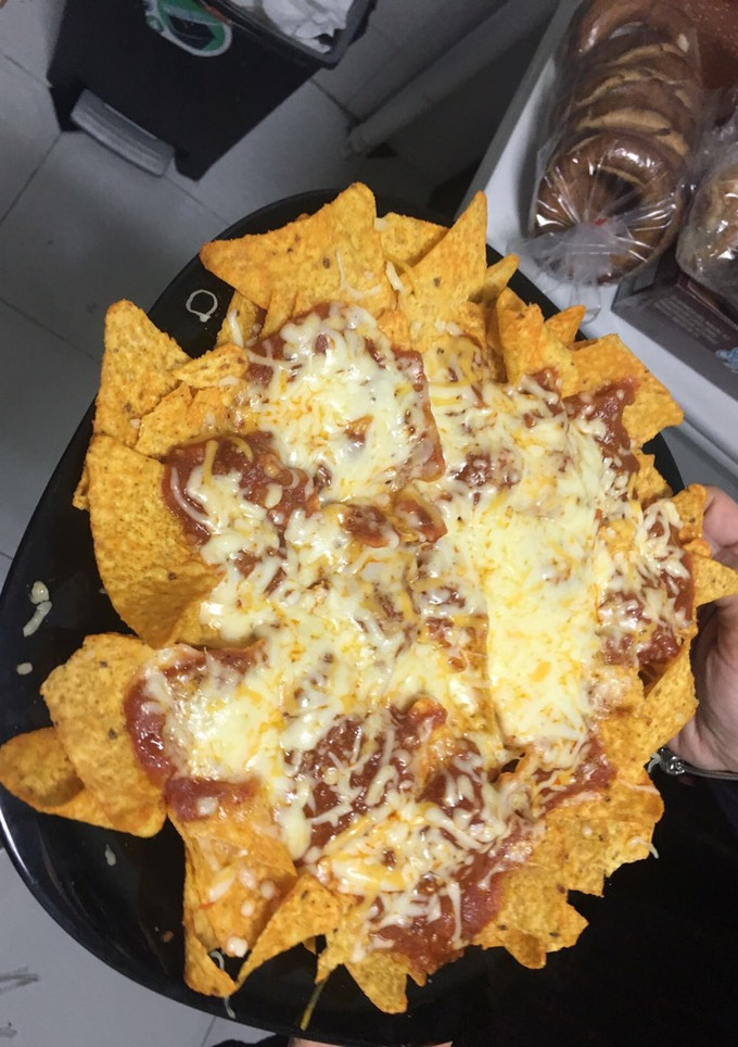 Una foto de Nachos con salsa boloñesa al microondas