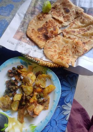 A picture of Bhindi aloo fry with paratha.