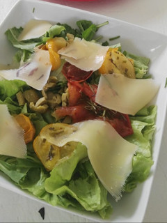 Una foto de • Ensalada fresca •
