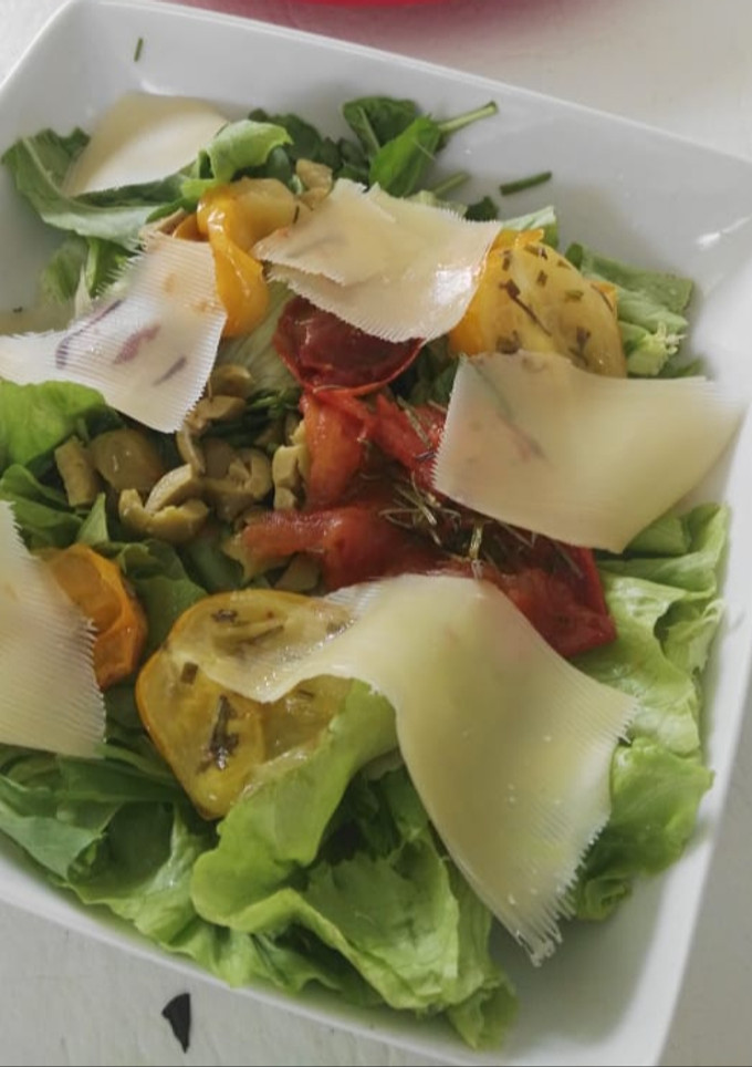 Una foto de • Ensalada fresca •