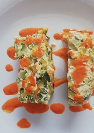 Una foto de Budín de zanahorias y judías verdes con salsa de piquillo