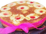Una foto de postres con cerezas en almibar