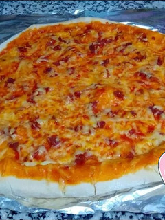 Una foto de Pizza casera con borde de queso (de jamón) - no más masa pegada✋