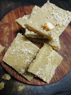 સુખડી(sukhdi in Gujarati) રેસીપી મુખ્ય ફોટો