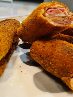 Una foto de Rollitos de pan de molde con dos tipos de jamón y queso