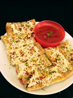 गालिॅक ब्रेड स्टिक्स (Garlic bread sticks recipe in hindi) रेसिपी मुख्य फोटो